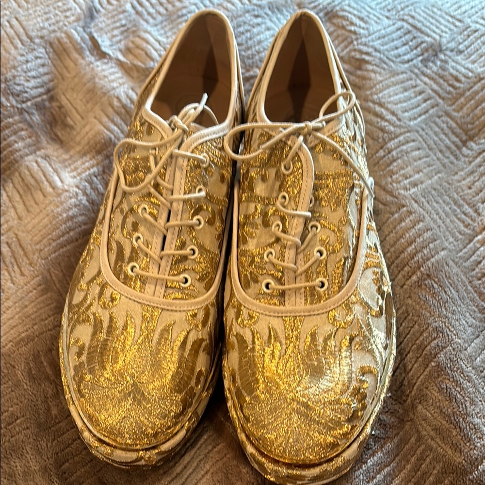 Tory burch. Brand new. Gold Lace-Up Oxford Shoes with Elaborate Floral Design